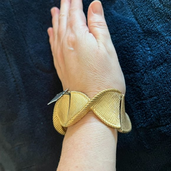 New - Chico's Gold Stretch Bracelet - Picture 1 of 4
